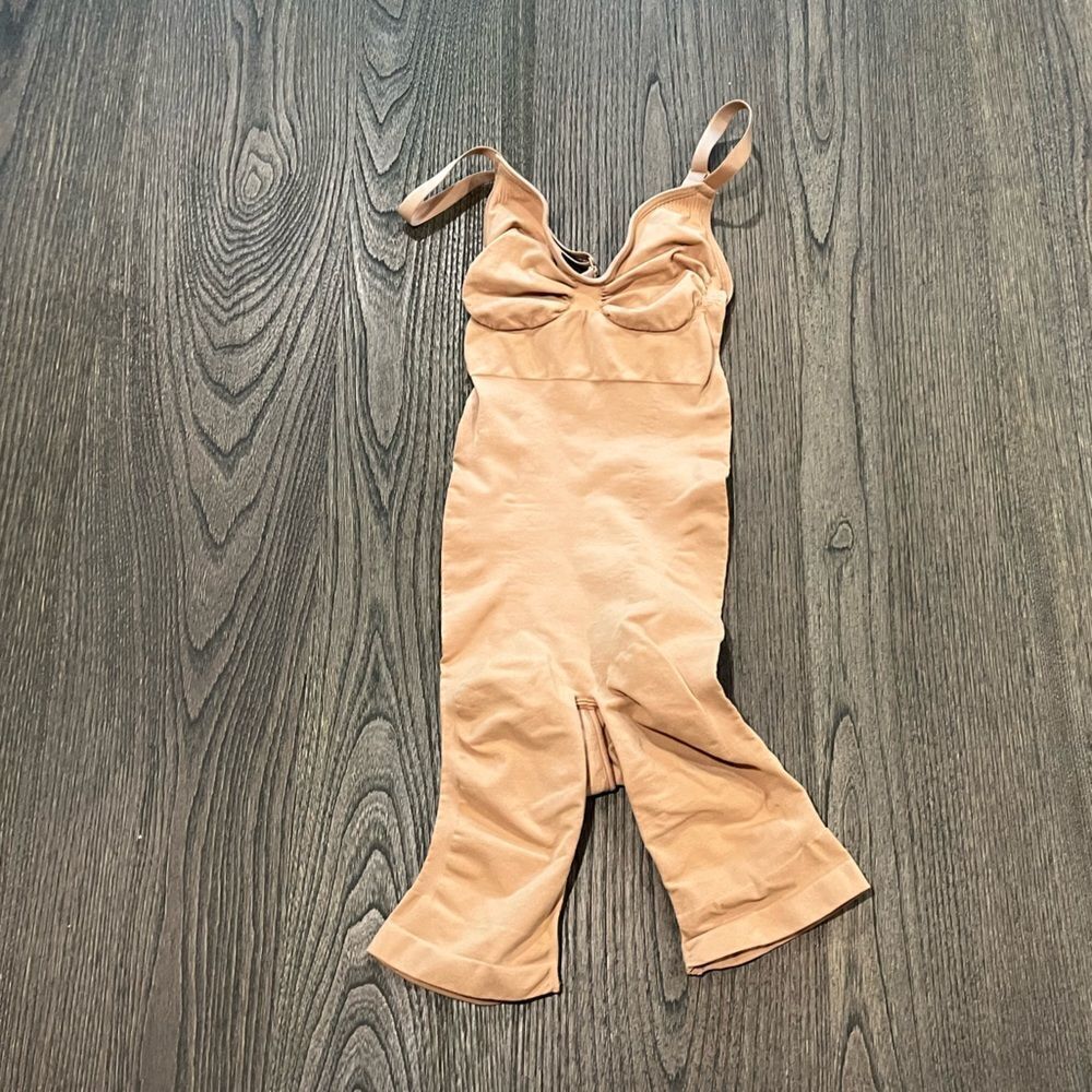 NWOT Skims Sculpting Bodysuit Mid Thigh - Size S/M